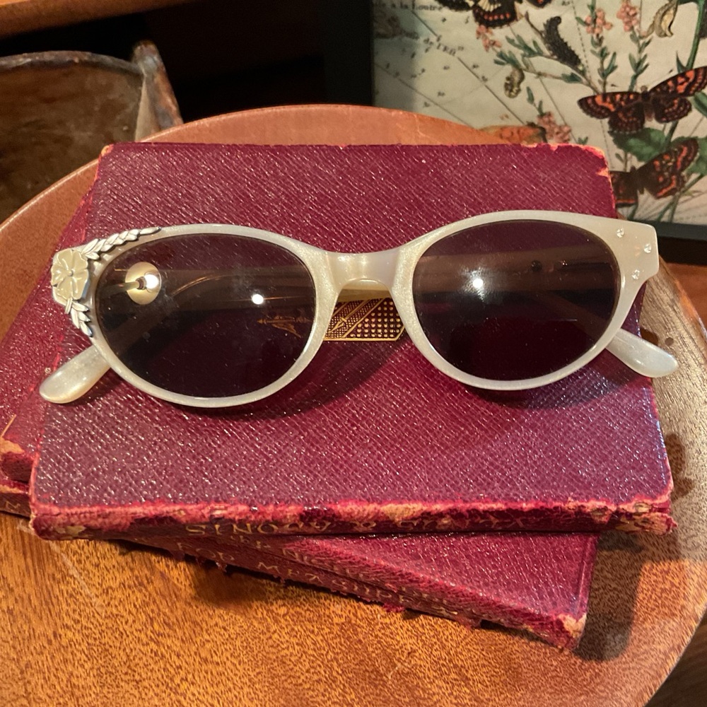 Chic Cream Cat Eye Retro Sunglasses with Floral Detail Pinup 50s TDF